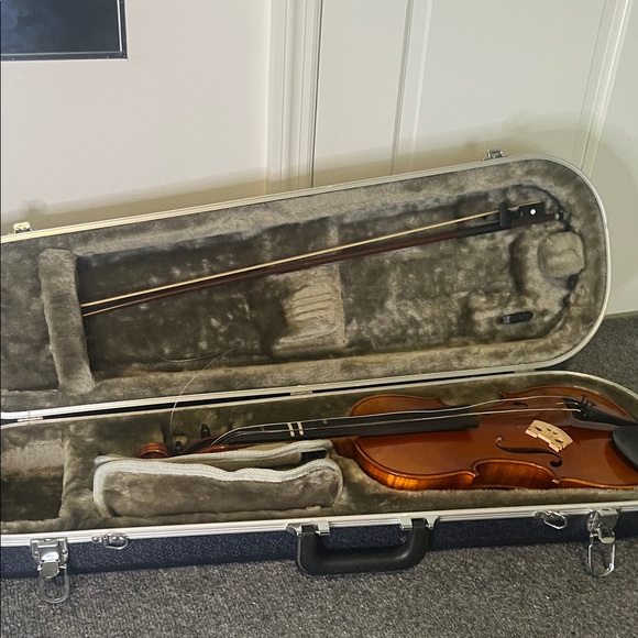 Elegant Brown 2004 Yamaha V7 size 4/4 Violin with Case - Picture 2 of 8